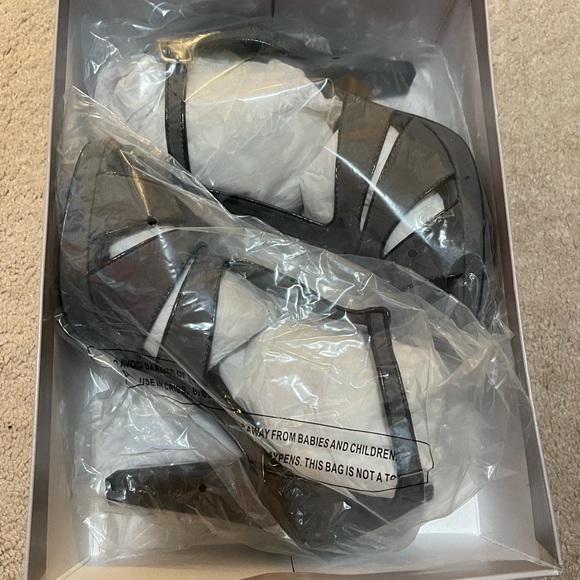 Grey t-strap suede shoe - Picture 2 of 8